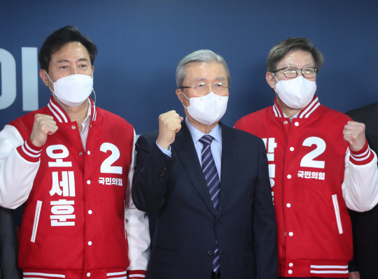 김종인 비상대책위원회 위원장(가운데)이 4일 서울 여의도 국민의힘 중앙당사에서 국민의힘 서울시장 후보로 선출된 오세훈 전 서울시장(왼쪽), 부산시장 후보로 선출된 박형준 전 의원(오른쪽)과 기념촬영을 하고 있다. 연합뉴스.